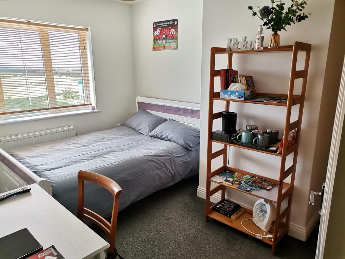 Bright And Cozy Room With Double Bed, Private Bathroom Not Ensuite, Breakfast To Go * Dublin